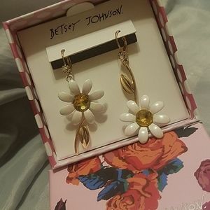 Betsey Johnson daisy dangle earrings new